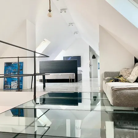 Schoene Dachgeschoss-maisonette * Munich