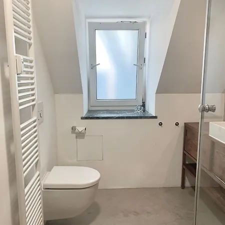 Schoene Dachgeschoss-maisonette *