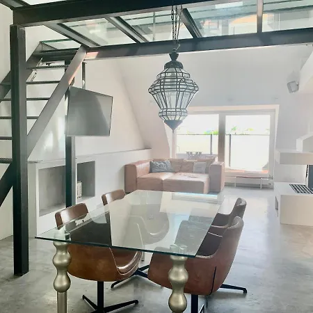 Schoene Dachgeschoss-maisonette