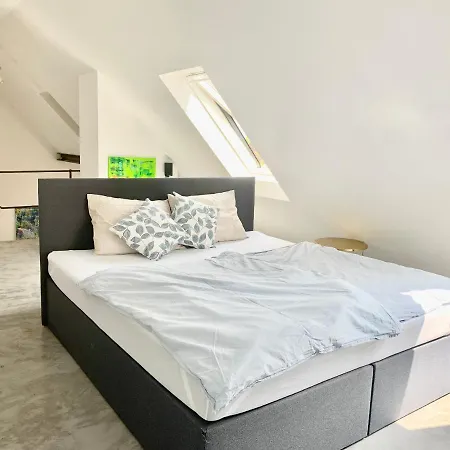 Schoene Dachgeschoss-maisonette Apartmán Mnichov