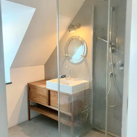 Daire Schoene Dachgeschoss-maisonette *