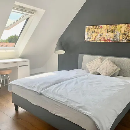 Schoene Dachgeschoss-maisonette