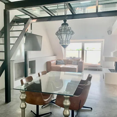 Schoene Dachgeschoss-maisonette